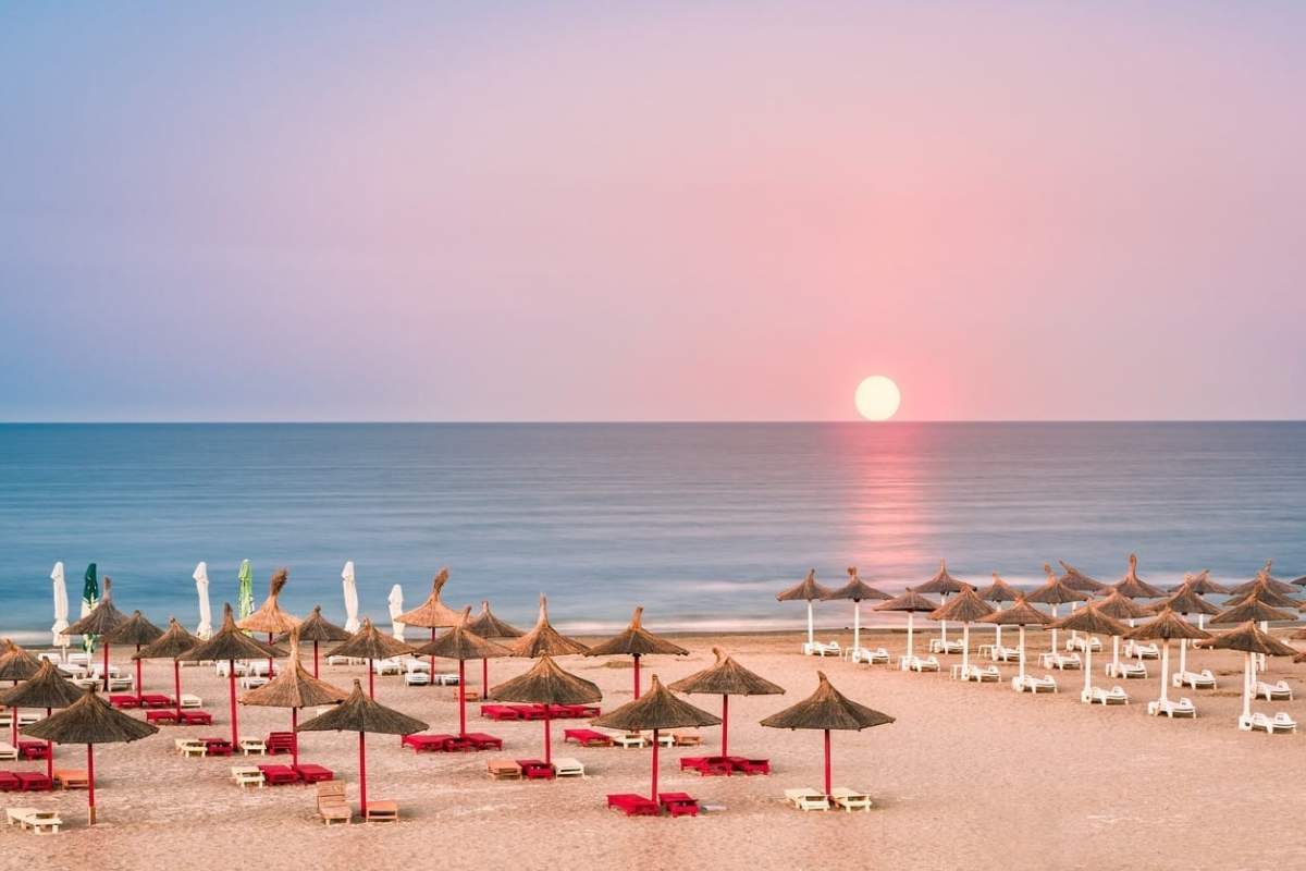 Cât costă să închiriezi un șezlong în acest an pe plajele de pe litoral românesc. La ce preţuri trebuie să se aştepte turiştii