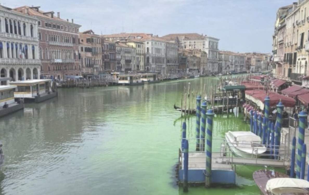 Fenomen uimitor în Veneția! Apa de pe Marele Canal s-a colorat în verde fluorescent / FOTO