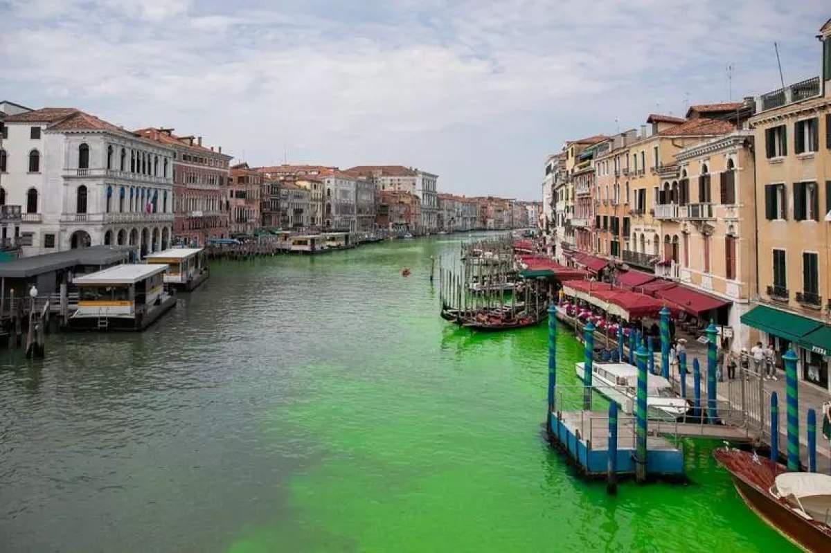Veneția Fenomen uimitor în Veneția! Apa de pe Marele Canal s-a colorat în verde fluorescent / FOTO