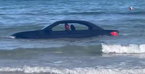 Mașina unui bărbat a ajuns în mare, după ce a parcat pe plajă. Șoferul a găsit-o în timp ce plutea: ”Nu poți parca acolo” / FOTO