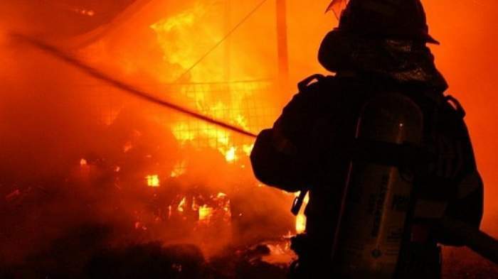 un pompier care stinge un incendiu
