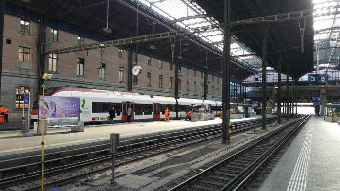 Clipe de groază într-o gară din Elveția. Un român, deghizat în femeie, a înjunghiat două persoane