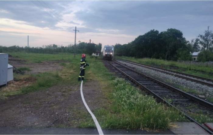 Panică pe calea ferată, după ce "Săgeata albastră" a luat foc. Zeci de pasageri au fost evacuați