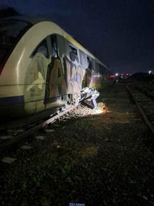 Panică pe calea ferată, după ce "Săgeata albastră" a luat foc. Zeci de pasageri au fost evacuați