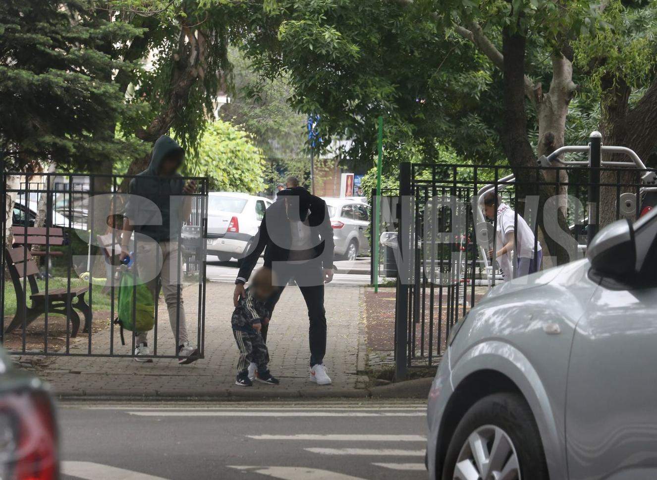 Imagini rare cu familia lui Edi Iordănescu. Cum a fost surprins alături de soție și copii, în parc / PAPARAZZI