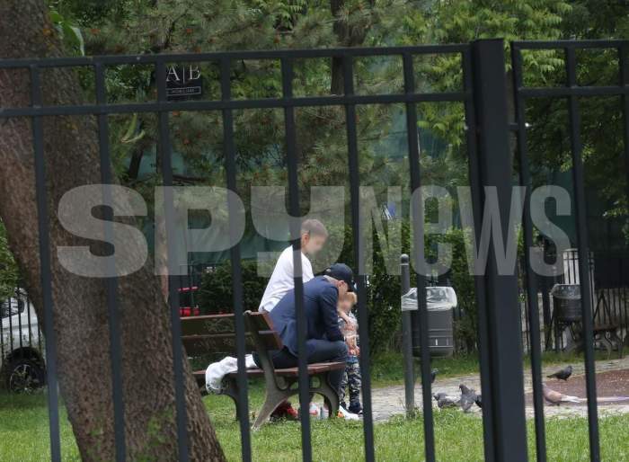 Imagini rare cu familia lui Edi Iordănescu. Cum a fost surprins alături de soție și copii, în parc / PAPARAZZI