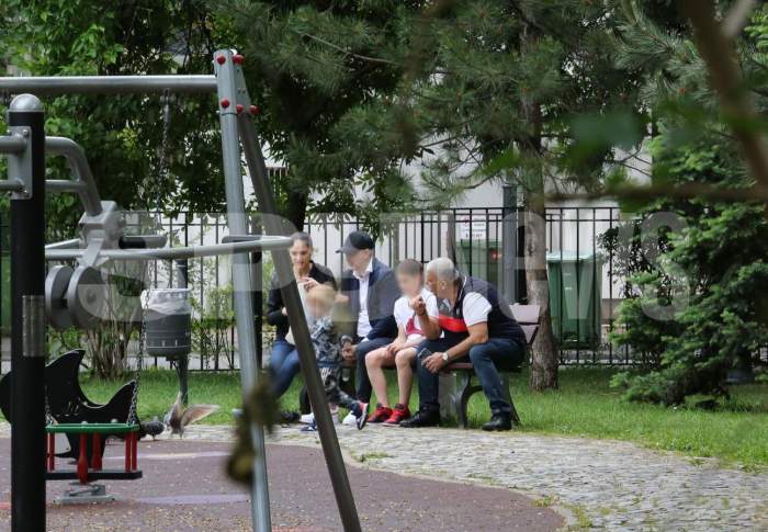 Imagini rare cu familia lui Edi Iordănescu. Cum a fost surprins alături de soție și copii, în parc / PAPARAZZI