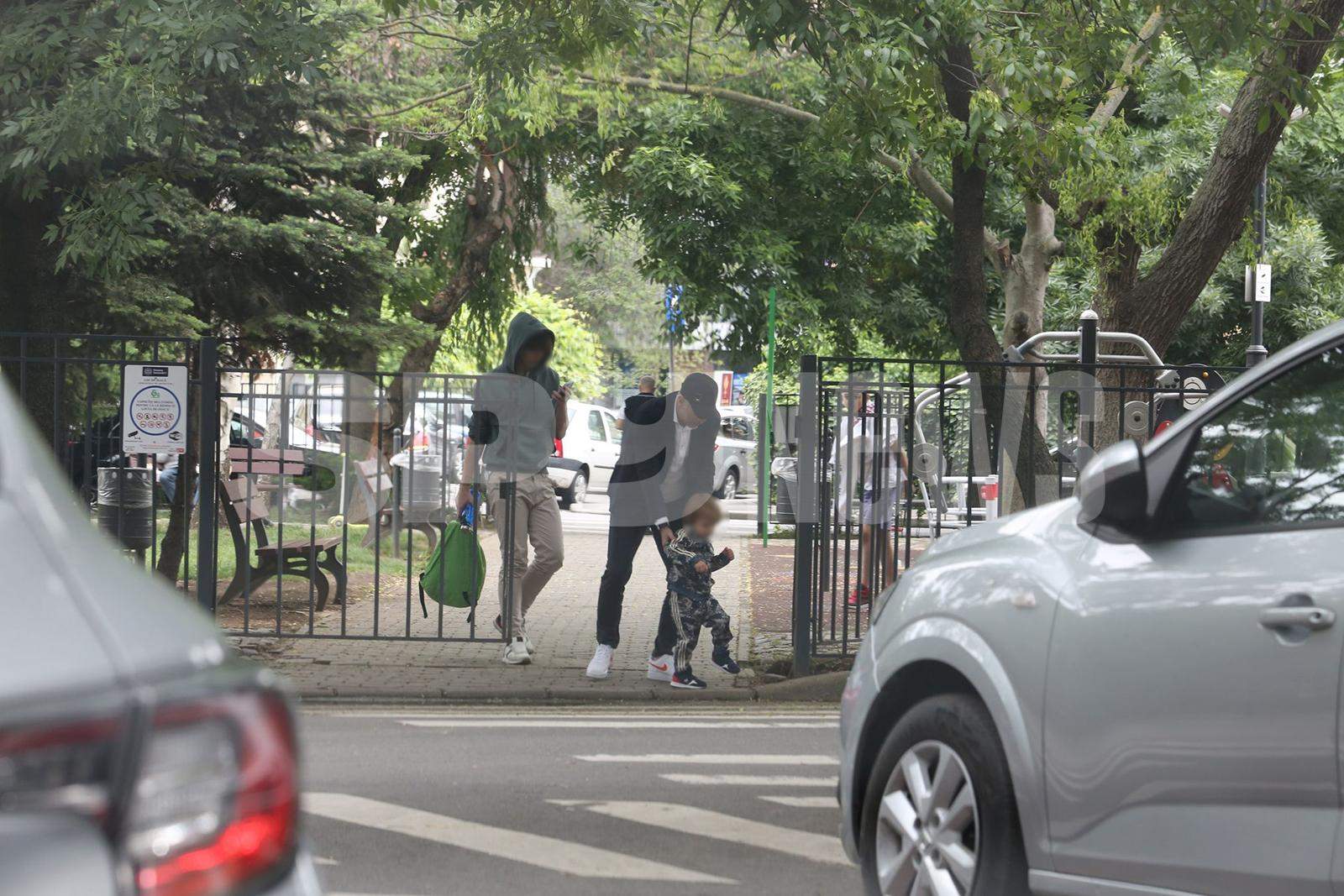 Imagini rare cu familia lui Edi Iordănescu. Cum a fost surprins alături de soție și copii, în parc / PAPARAZZI