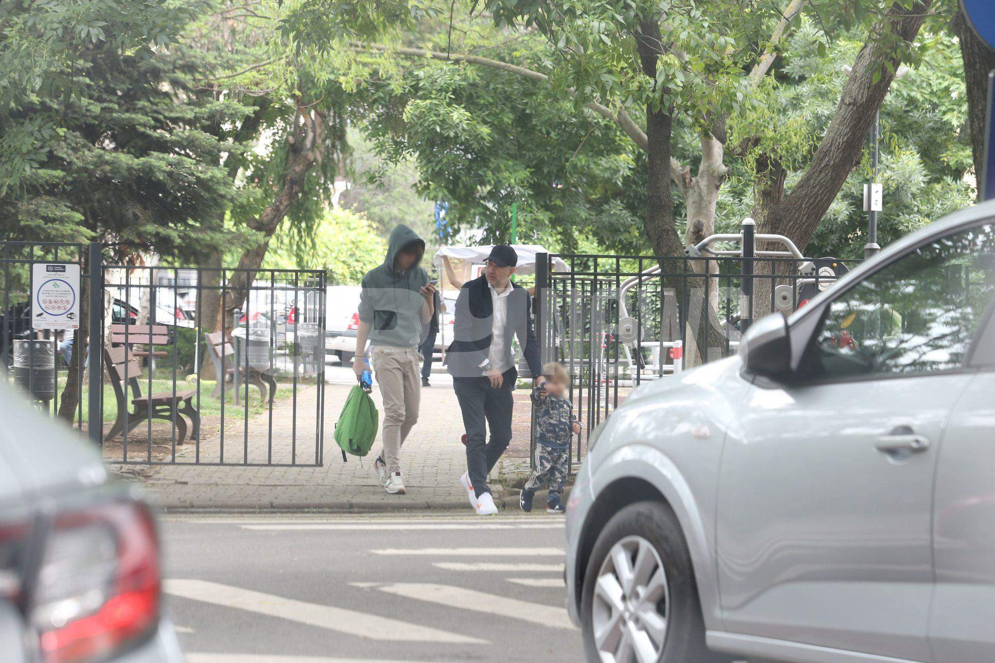 Imagini rare cu familia lui Edi Iordănescu. Cum a fost surprins alături de soție și copii, în parc / PAPARAZZI