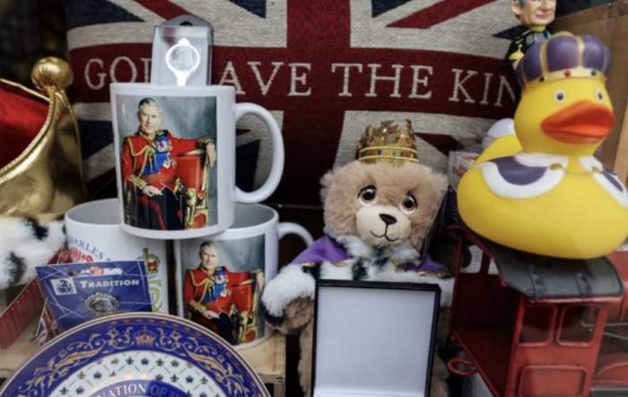 Vor fi scoase pe piață suveniruri care marchează încoronarea regelui Charles al III-lea. Cum vor arăta obiectele decorative / FOTO