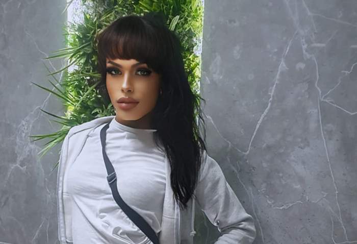 delia rexha cu geanta