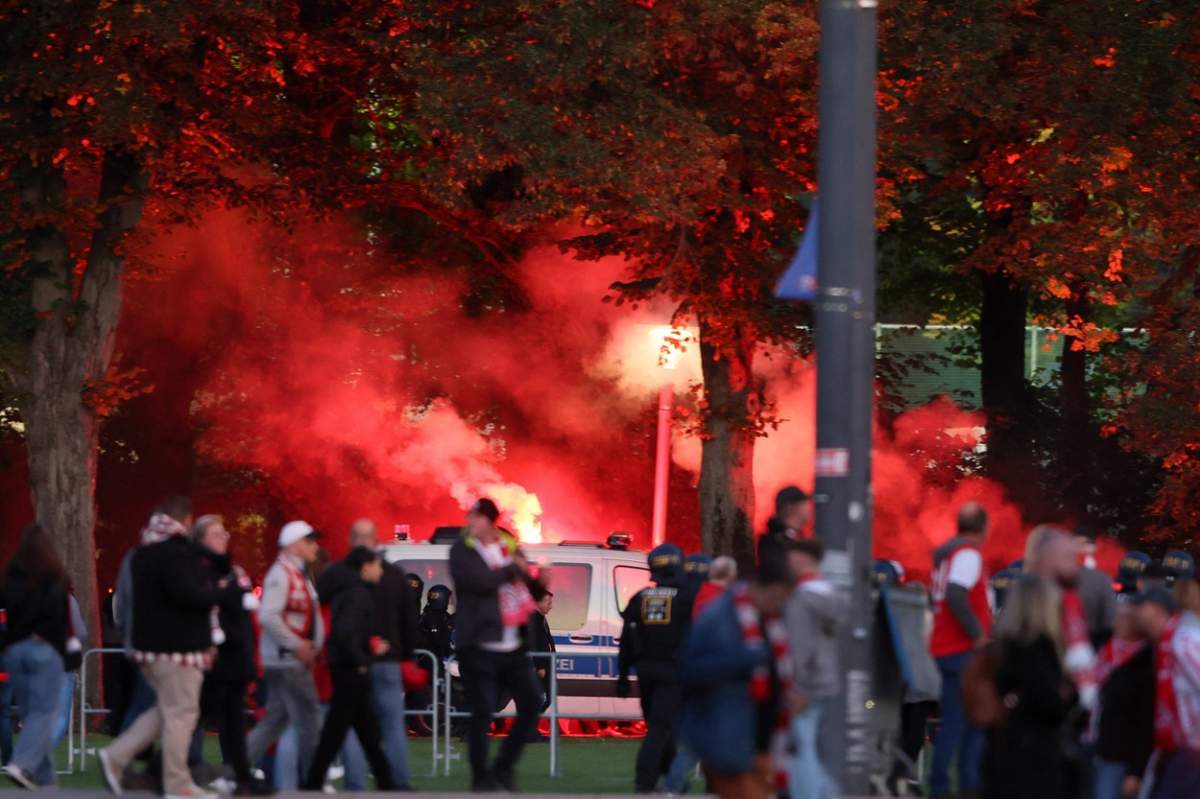 foc roșu, oameni și poliție din Belgrad.