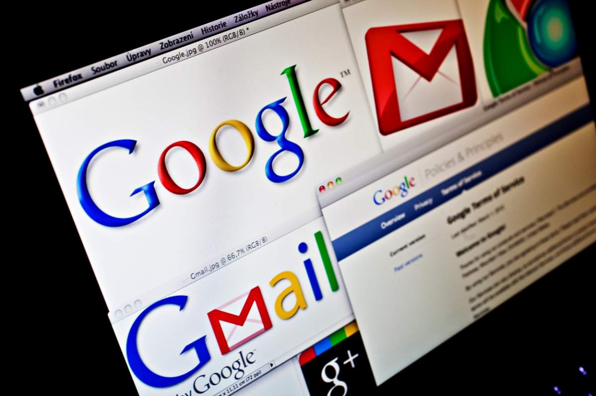 Google, Gmail, Google Chrome pe un ecran de calculator