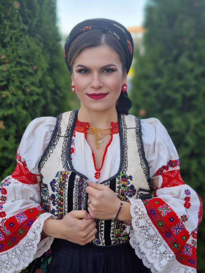 Oana Bozga Pintea in costum traditional