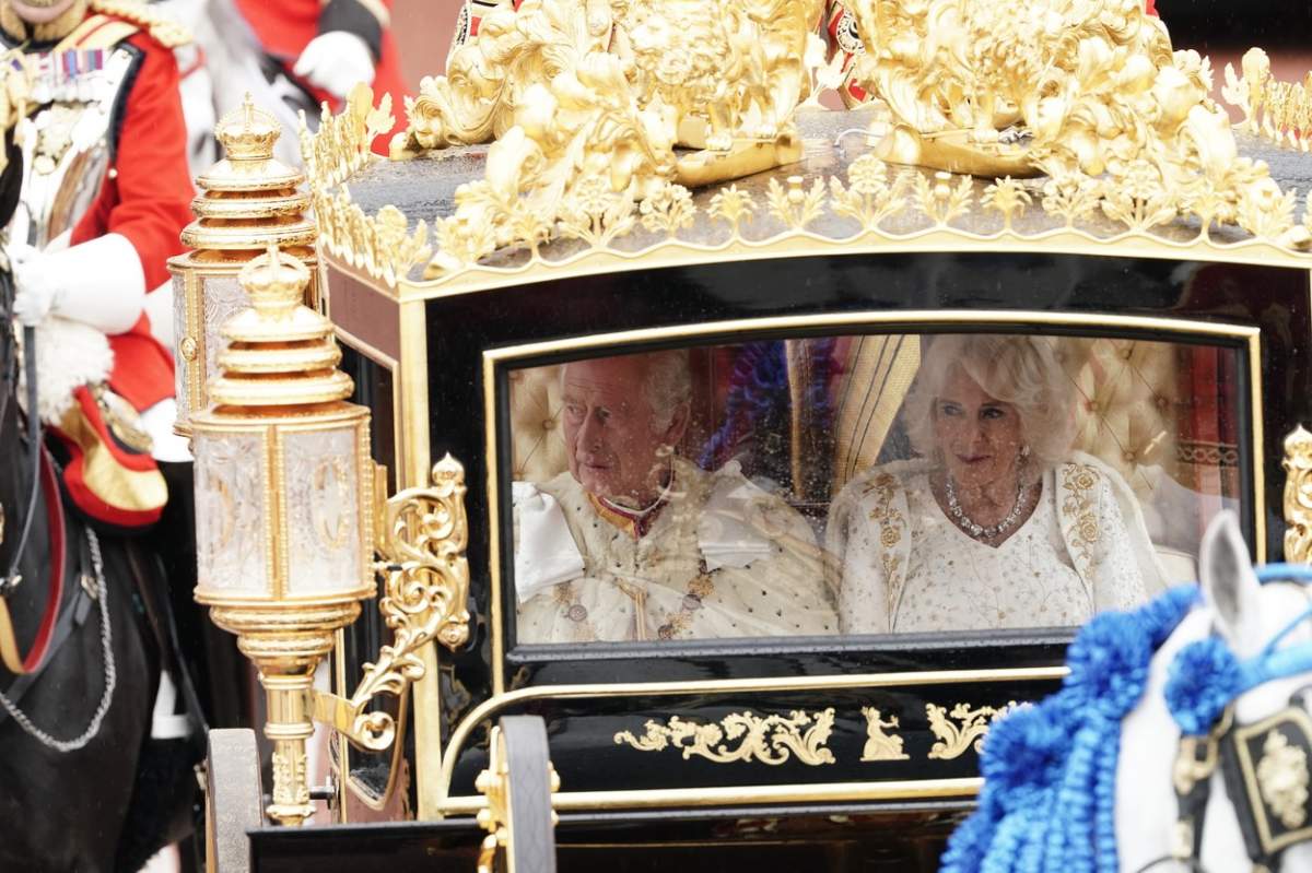 Încoronarea regelui Charles. Regina Camilla poartă o rochie albă