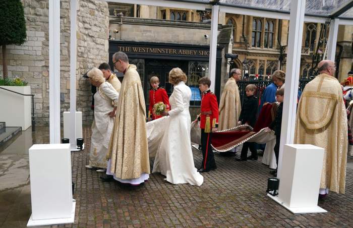 Încoronarea Regelui Charles. Regina Camilla poartă o rochie albă. Detaliul care a atras atenția tuturor