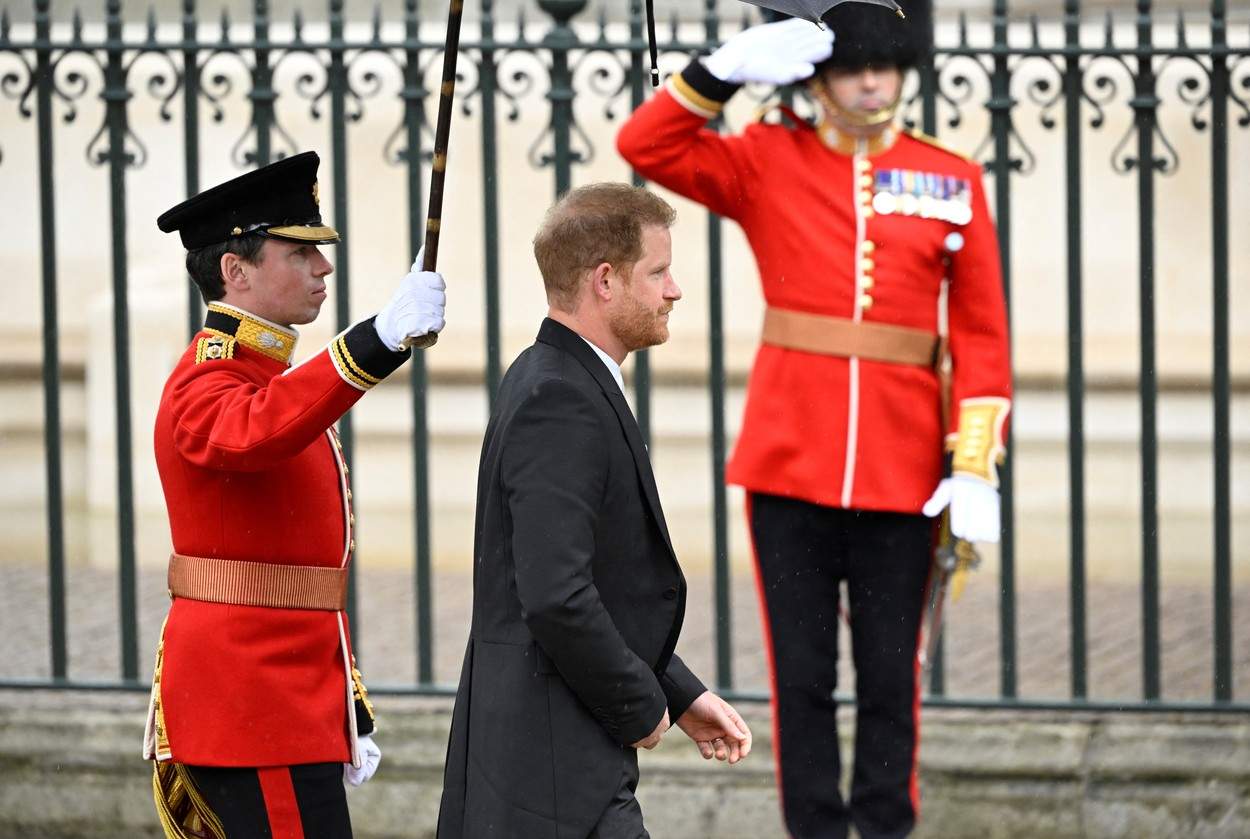 Încoronarea Regelui Charles. Prințul Harry a sosit la Westminster Abbey. Alături de cine a venit fiul cel mic al monarhului