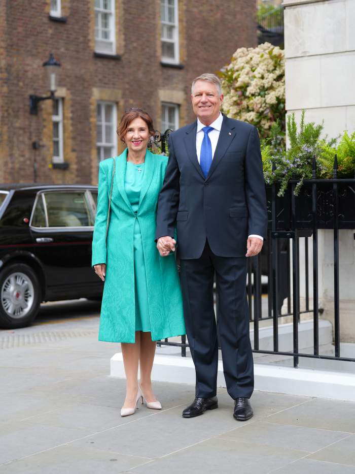 Ce ținută a purtat Carmen Iohannis la încoronarea regelui Charles al III-lea. Președintele și Prima Doamnă se află în Londra pentru ceremonie