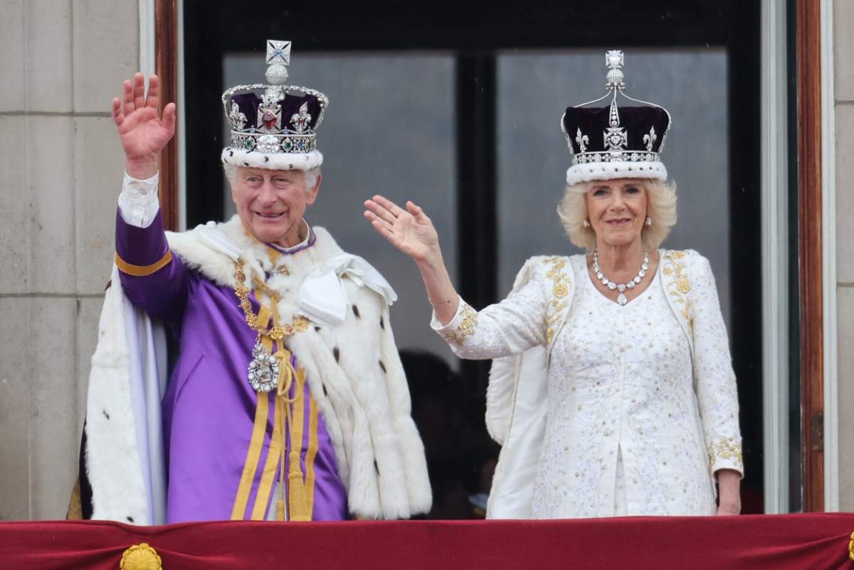 Monarhul și Regina consoartă Camilla au salutat mulțimea de la balconul Palatului Buckingham
