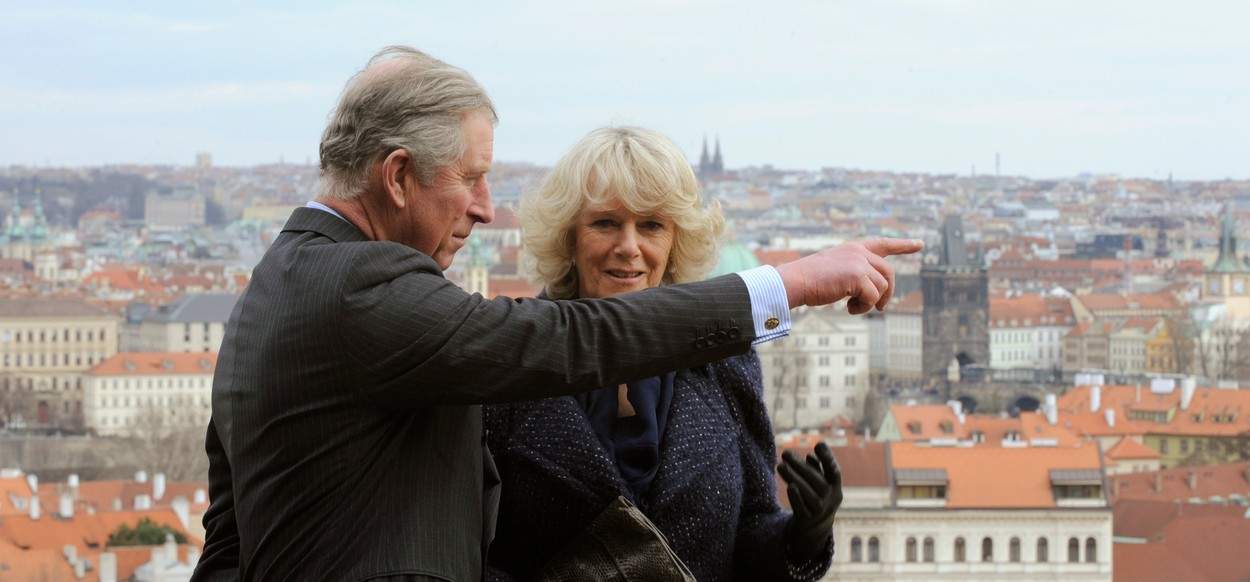 Mesajul citit pe buzele regelui Charles al III-lea în timp ce se afla pe balconul regal și saluta mulțimea. Ce i-a spus monarhul Camillei / FOTO