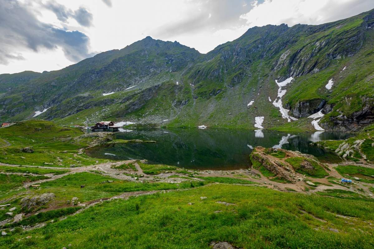 Vești proaste pentru cei care își doreau să meargă în plimbare pe Transalpina, în minivacanţa de Rusalii. Din cauza zăpezii, drumul rămâne închis