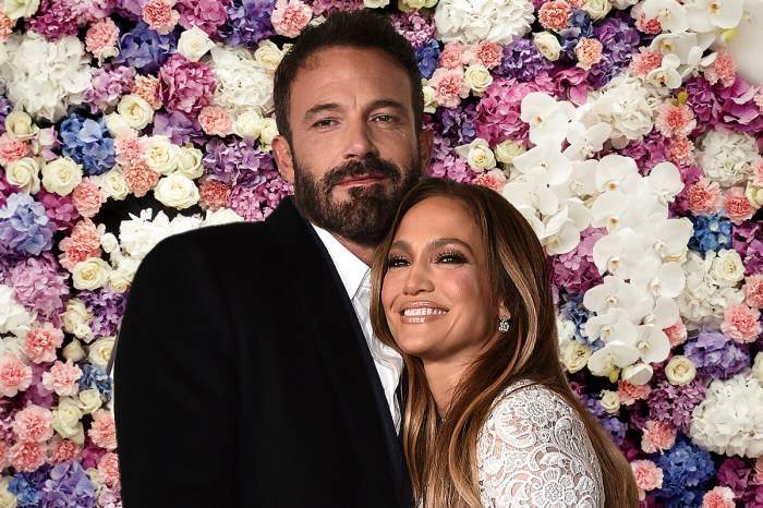 Jennifer Lopez şi Ben Affleck pe un fundal cu flori
