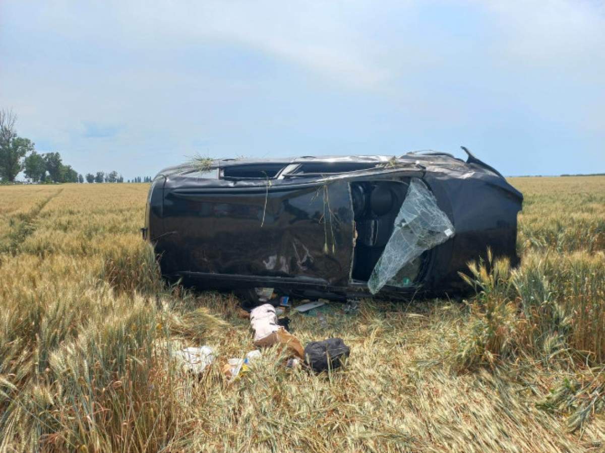 Una dintre cele trei mașini s-a răsturnat pe câmp. mașină răsturnată pe câmp în Prahova în accident.