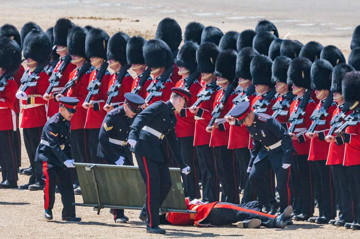 soldat lesina la repetitiile paradei pentru ziua regelui Charles