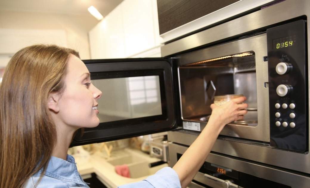 Прибор для разогрева еды вместо микроволновки. Микроволновая печь старая. Микроволновка. Еда в микроволновке. Микроволновка кнопочная.