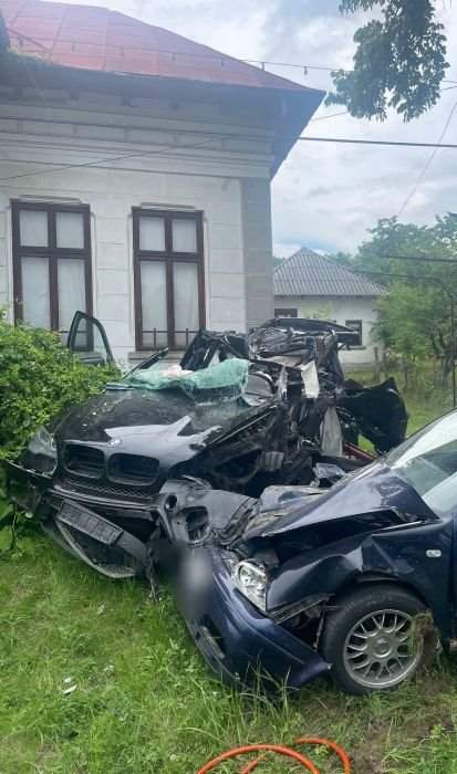 Un tânăr de 21 de ani a murit pe loc, după ce a intrat cu mașina într-un gard și o casă. Accidentul s-a produs în Argeș