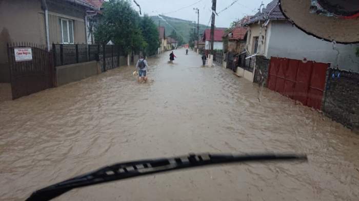Inundațiile și codul roșul de ploi au făcut ravagii în trei județe din România. Apa a ajuns în casele oamenilor
