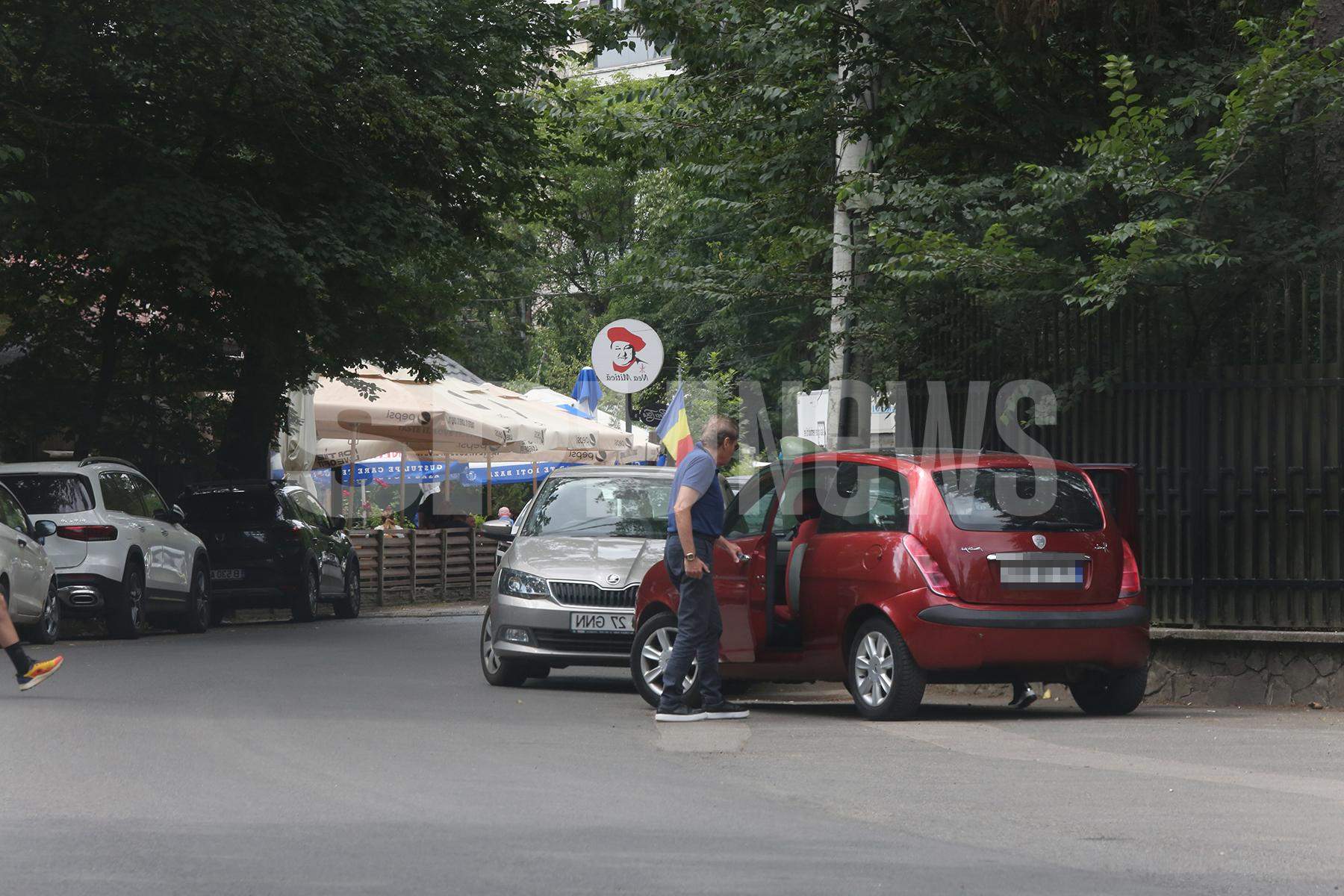 Imagini rare cu Petre Roman, Silvia Chifiriuc și fiul lor. Cum își petrec cei trei timpul liber și cum îl răsfață soția pe fostul politician / PAPARAZZI