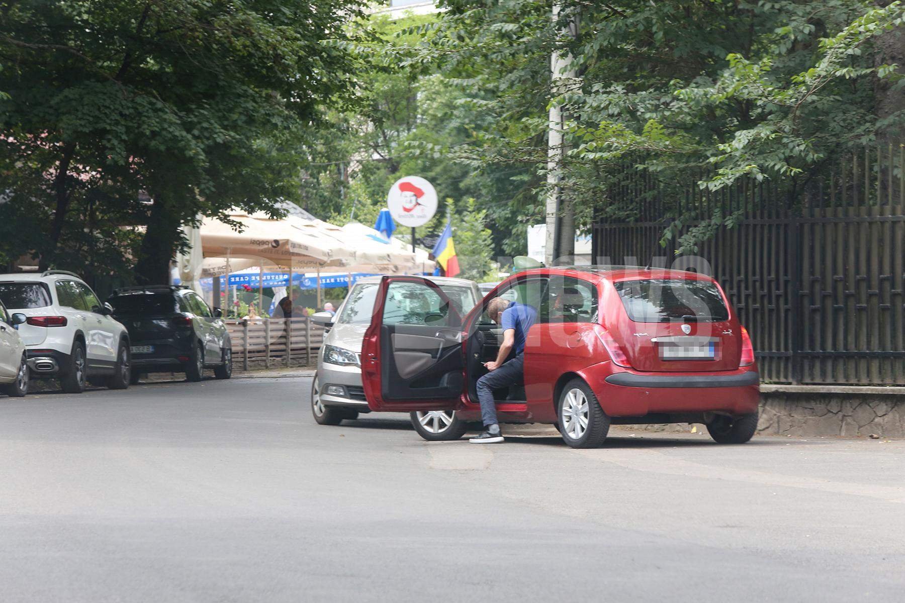 Imagini rare cu Petre Roman, Silvia Chifiriuc și fiul lor. Cum își petrec cei trei timpul liber și cum îl răsfață soția pe fostul politician / PAPARAZZI