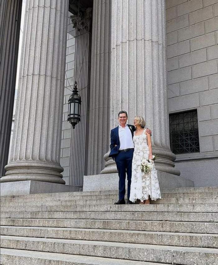 Cum arată rochia purtată de Naomi Watts la nunta cu Billy Crudup. Cât costă creația lui Oscar de la Renta / FOTO