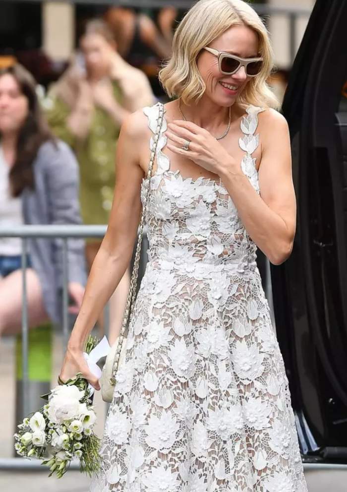 Cum arată rochia purtată de Naomi Watts la nunta cu Billy Crudup. Cât costă creația lui Oscar de la Renta / FOTO