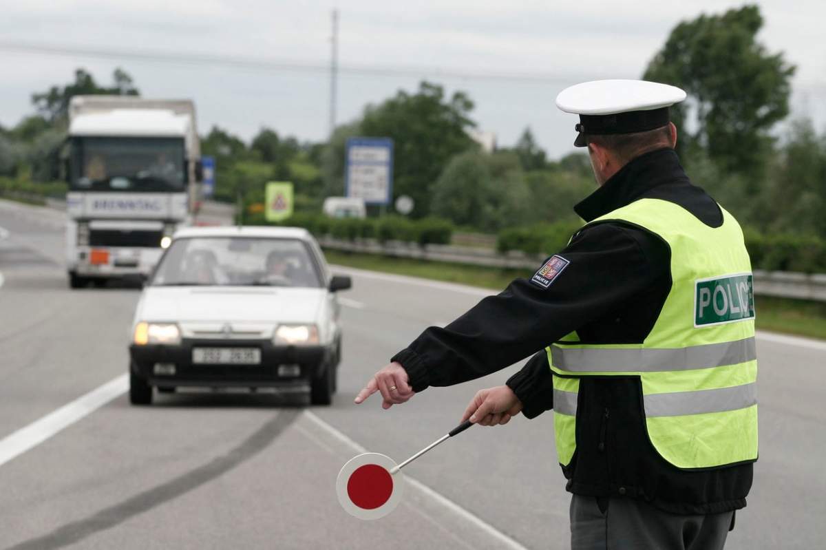 Polițist, mașină, control pe sosea