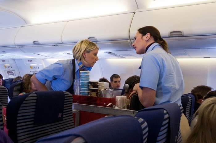 O stewardesă a făcut o amenințare cu bombă în avion! Femeia voia să îl oprească pe fostul ei iubit să plece cu noua lui parteneră