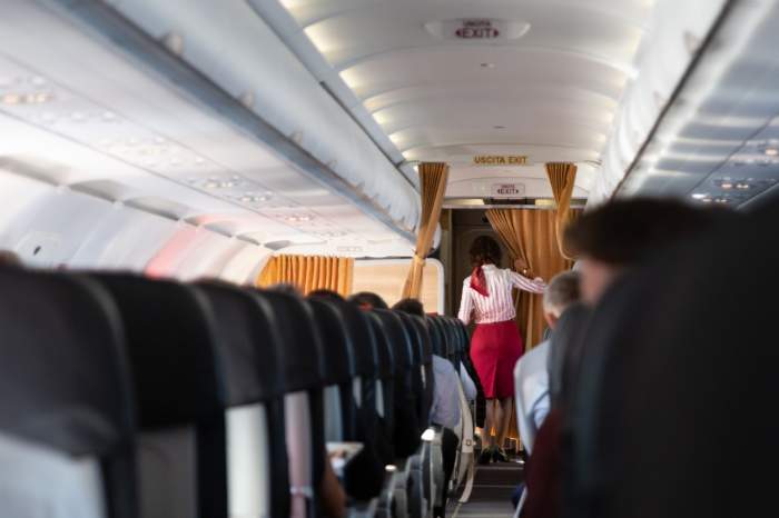 Stewardesă, amenințare cu bombă în avion