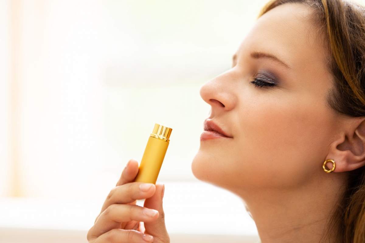 o femeie miroase ulei aromaterapie