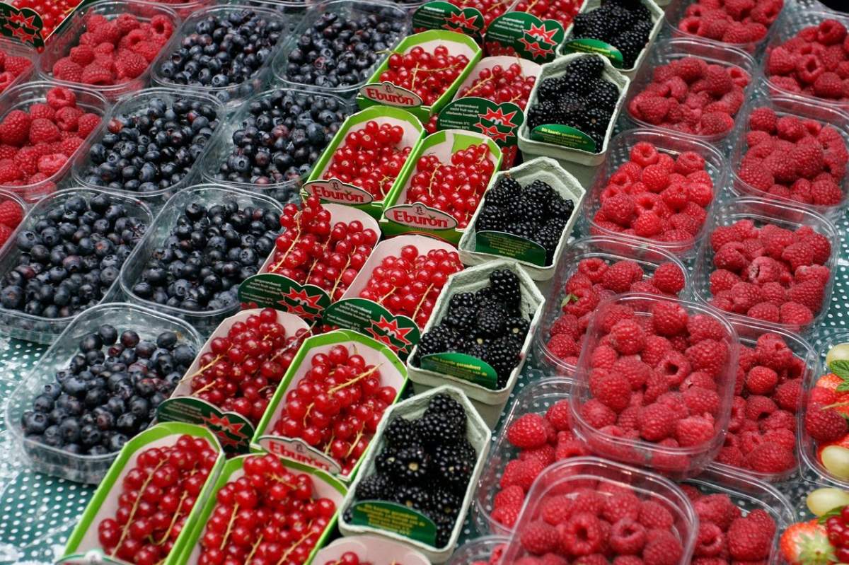 Fructe proaspete de vânzare la piața
