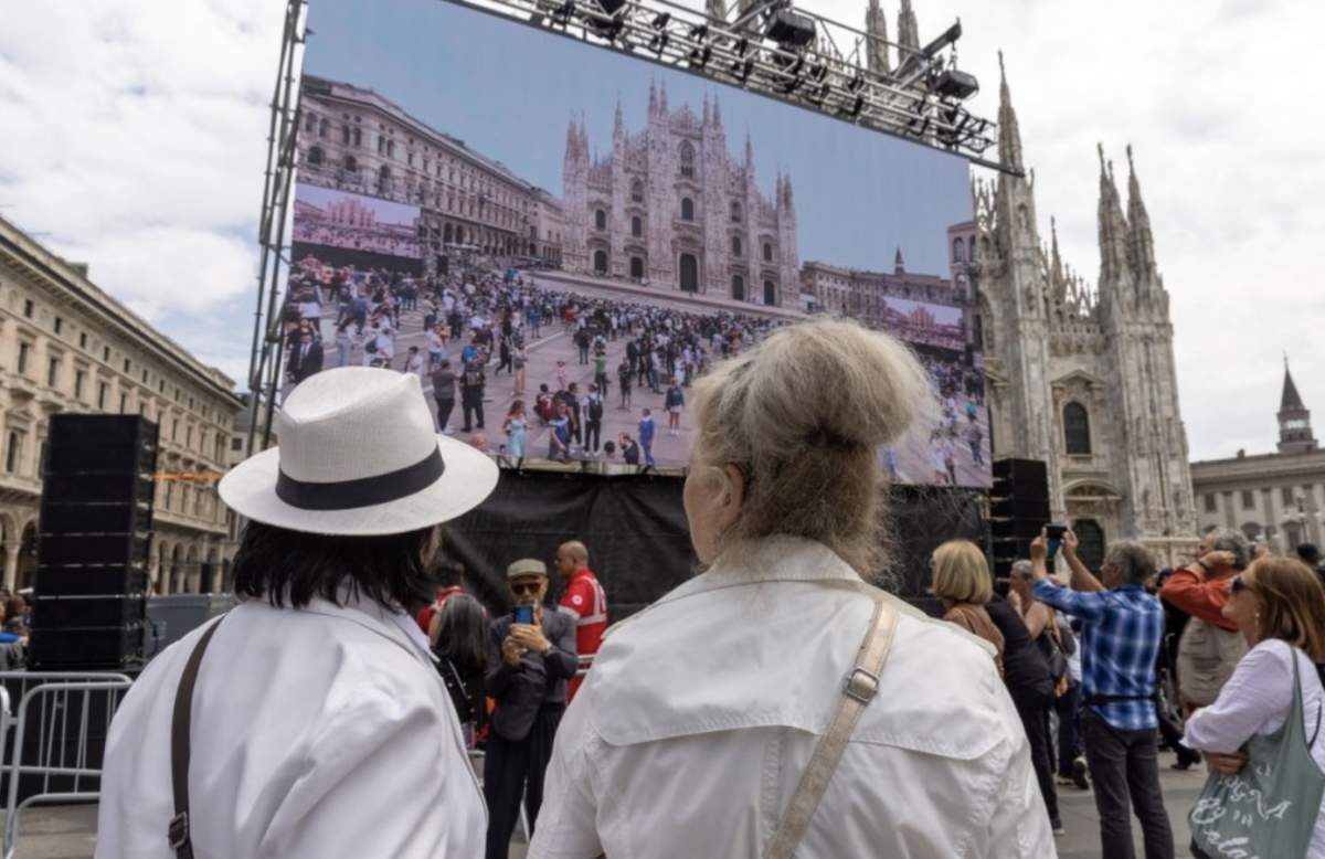 Înmormântare Silvio Berlusconi O româncă stabilită în Italia, arestată în timpul funeraliilor lui Silvio Berlusconi. Tânăra în vârstă de 21 de ani ar fi încercat să fure