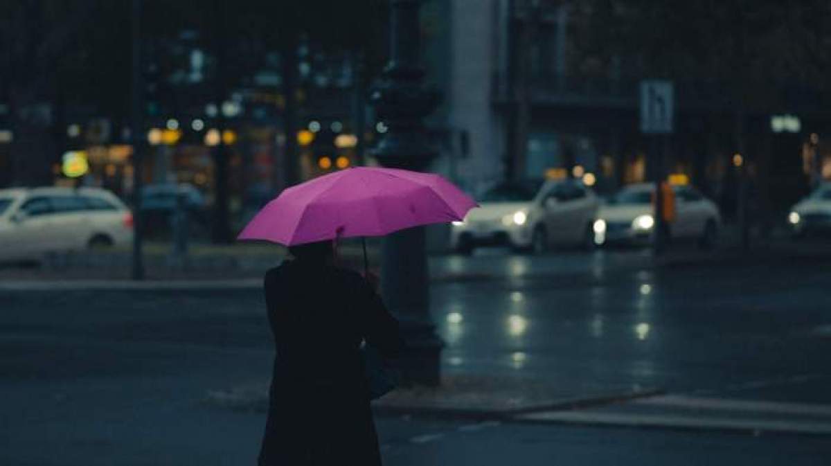 o persoană cu o umbrelă.