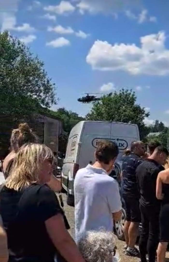 Un tiktoker și-a înscenat propria moarte și a ajuns la înmormântare cu elicopterul. Cum a reacționat familia când l-a văzut în viață / VIDEO