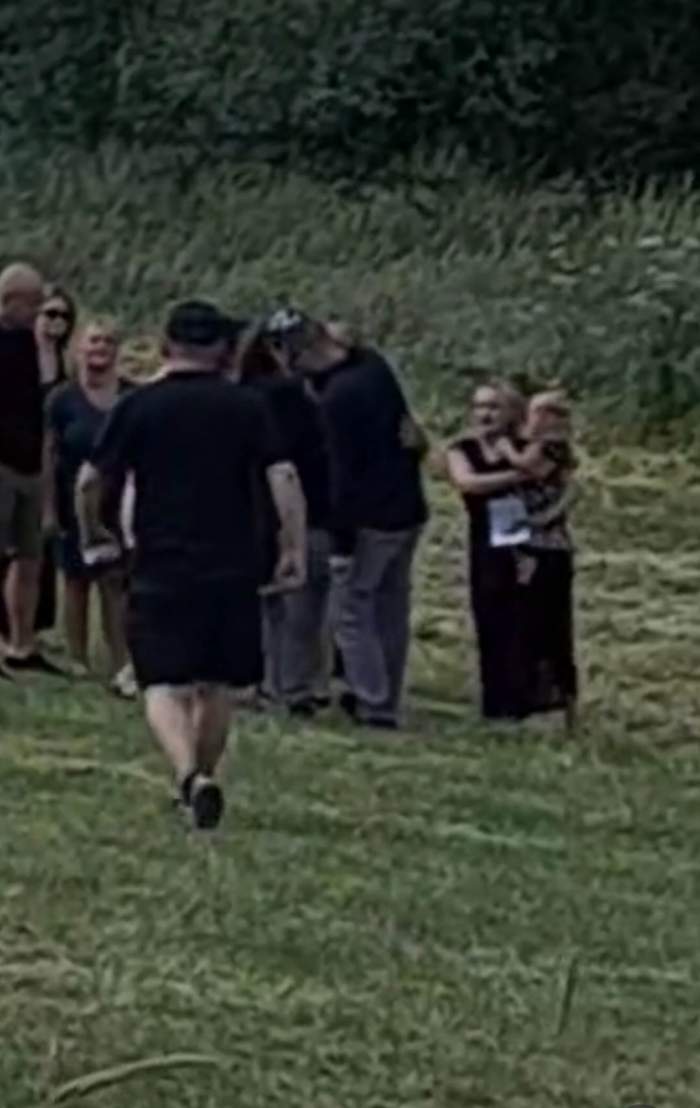 Un tiktoker și-a înscenat propria moarte și a ajuns la înmormântare cu elicopterul. Cum a reacționat familia când l-a văzut în viață / VIDEO
