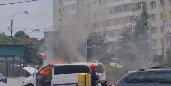 Imagini incredibile în București! O mașină a luat foc / VIDEO