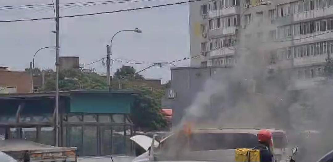 Imagini incredibile în București! O mașină a luat foc / VIDEO