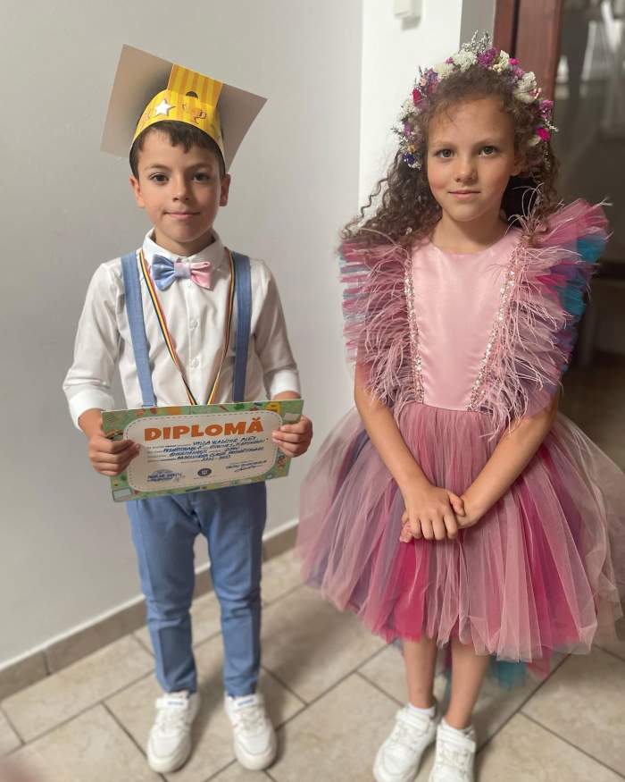 Mirela Vaida este în culmea fericirii. Copiii ei au terminat anul școlar și au avut ultimele serbări: ”Triplă emoție” / FOTO
