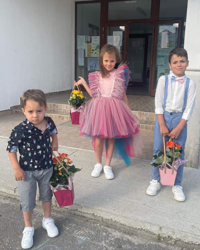 Mirela Vaida este în culmea fericirii. Copiii ei au terminat anul școlar și au avut ultimele serbări: ”Triplă emoție” / FOTO