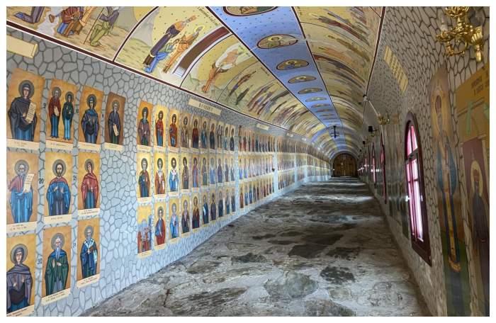 Locul din România unde poți găsi tunelul pictat cu 365 de sfinți. Deși este uimitor, multe persoane nu știu că există