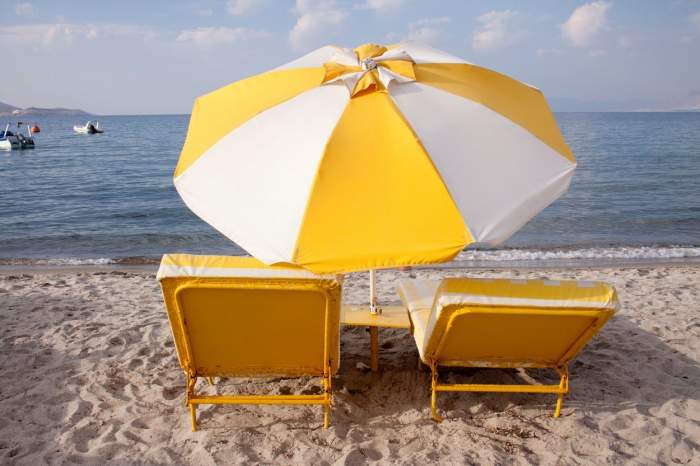 Cât costă un șezlong cu umbrelă pe insulele din Grecia preferate de turiștii români! Prețul pentru o zi de plajă